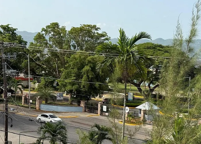 Oceanfront Penthouse On The Hip Strip Apartamento Montego Bay